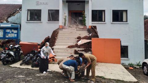 Municipality officers in Cianjur evacuate an injured colleague following the earthquake.