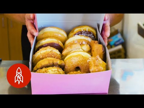 Video The Reason Why Your Doughnut Box is Pink