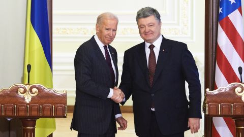 Ukrainian President Petro Poroshenko (R) and US Vice President Joe Biden (L) shake hands during a press conference in Kyiv, Ukraine, 16 January 2017.