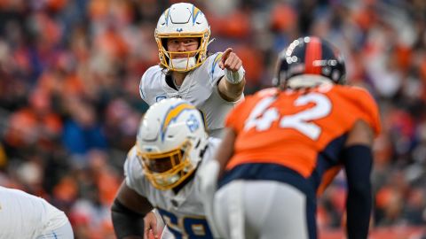 Herbert calls out coverage before the snap during a game between the Chargers and the Denver Broncos.
