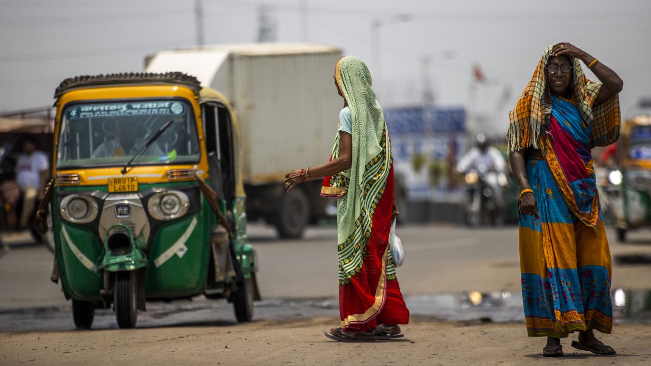 Pedestrians along a road during high temperatures in Patna, Bihar, India, on Thursday, June 22, 2023