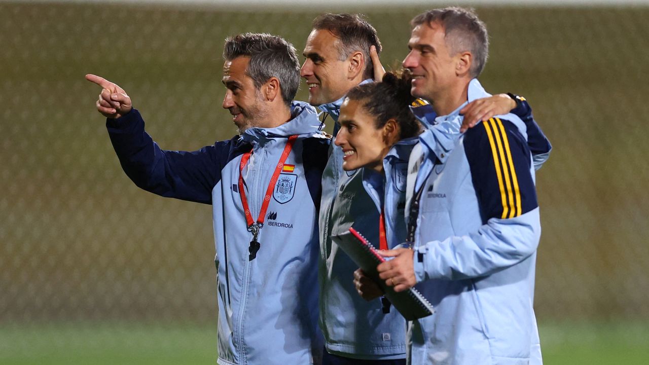 Jorge Vilda with his coaching staff during a training session at the Women's World Cup.