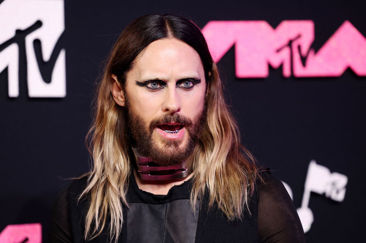 Jared Leto looked vampish in an all-black look and smoky eyeshadow. The actor and singer, whose band Thirty Seconds to Mars was nominated in the Best Alternative category, capped off the look with blocky, futuristic metal bangles and collar. 