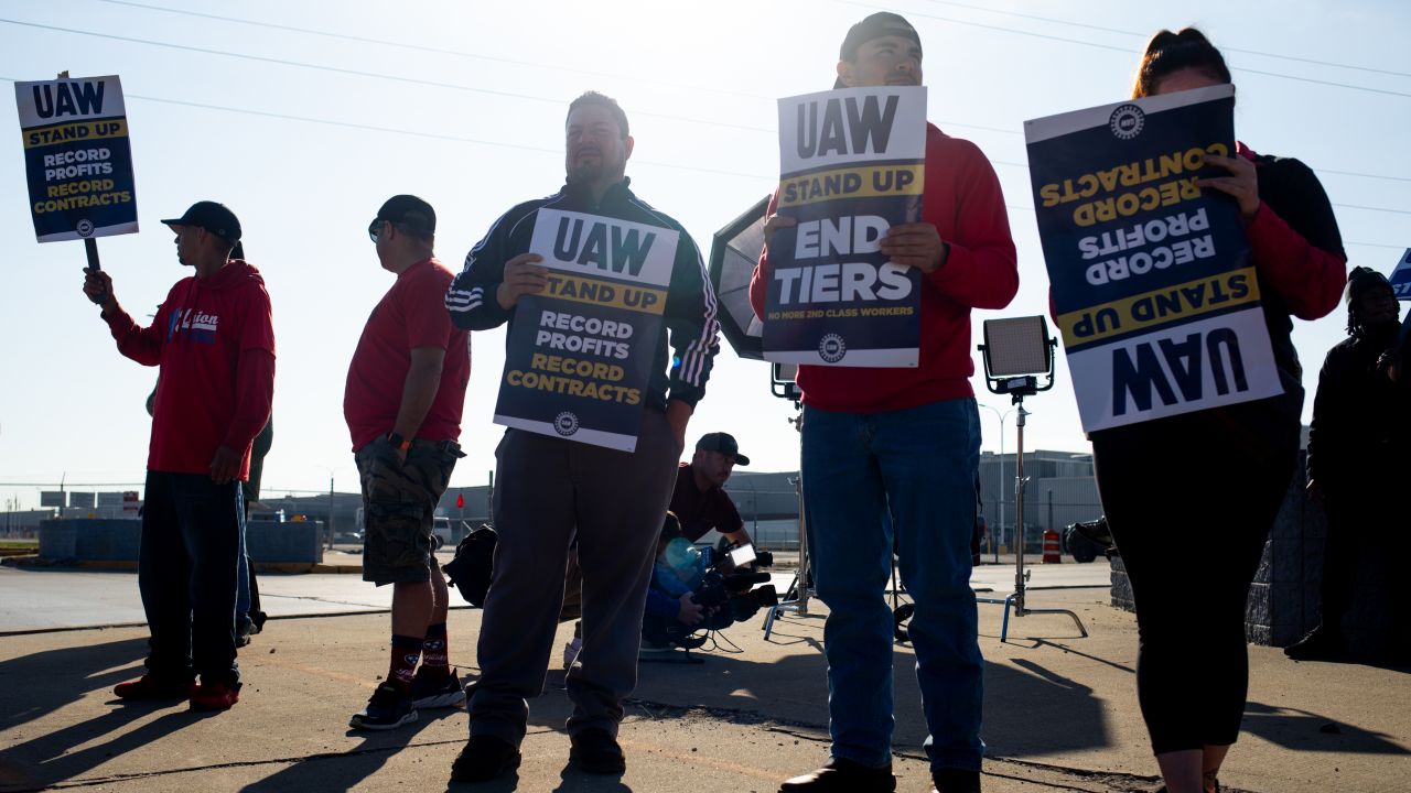 UAW members on a picket line outside a Ford plant in Wayne, Michigan, on Friday.